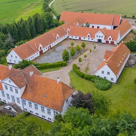 Manor With Soul Between Forest And On Funen * Ullerslev
